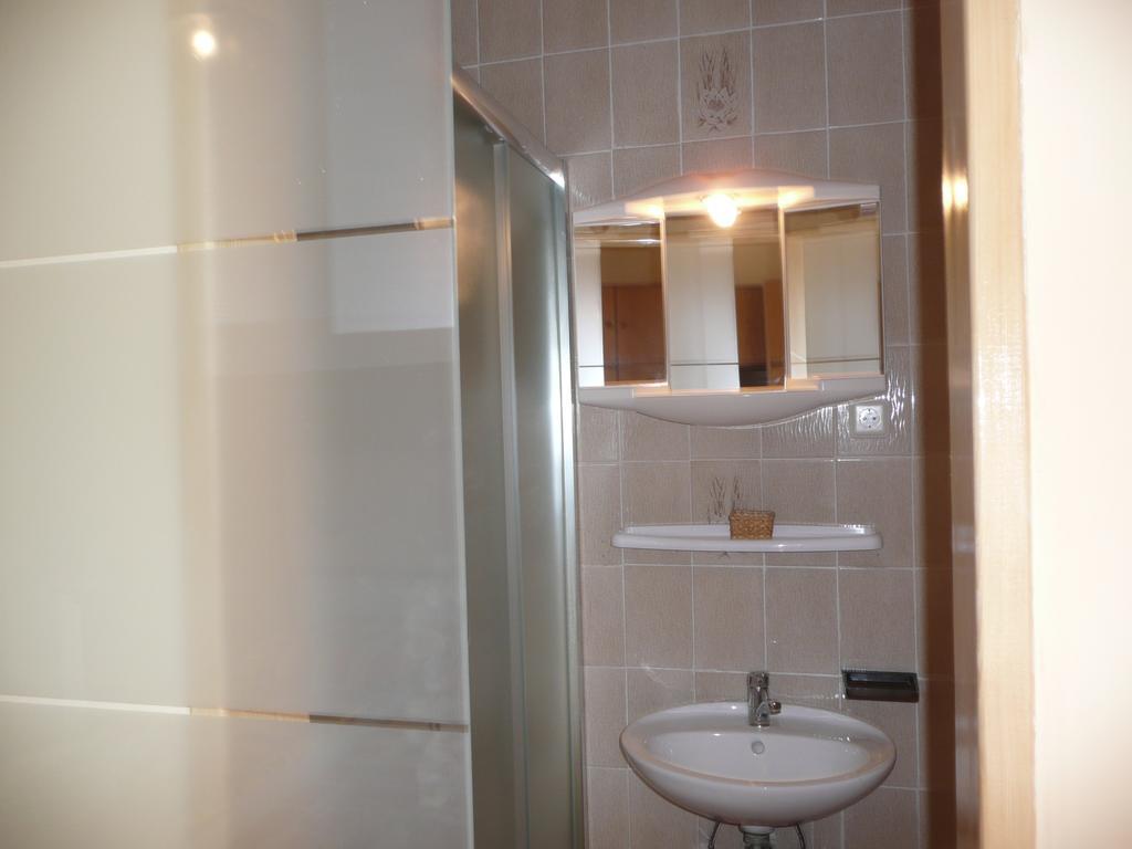 Guesthouse Mira راب الغرفة الصورة